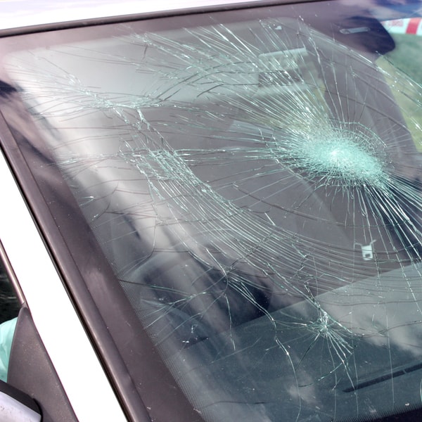 what auto glass replacement tech to call and how much does it cost to fix windshield 
